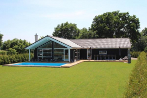 Ferienhaus mit Pool und Sauna am Duemmer See